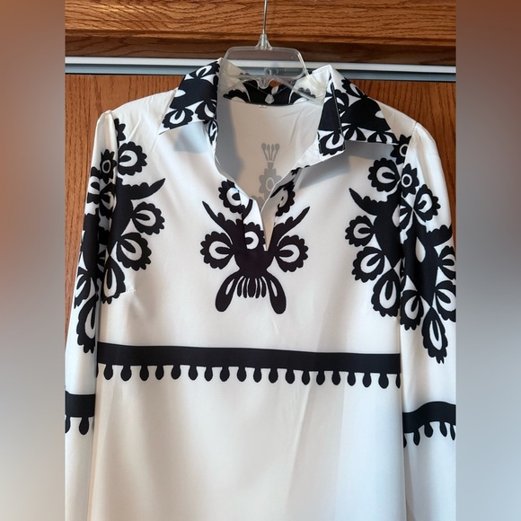 NWOT Elegant Women’s Black & White Floral Long Sleeves Blouse Large No Stretch - Picture 2 of 12
